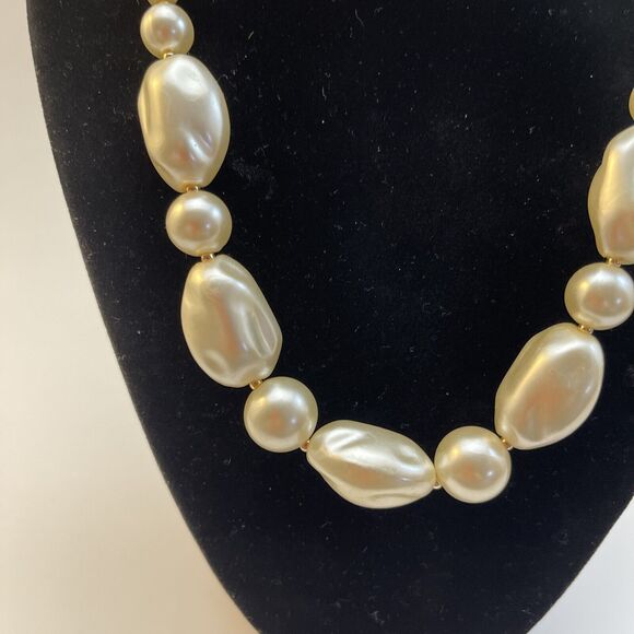 Vintage Necklace Gold Tone Acrylic Chunky Faux Pearl Beaded 16” B#6 - Picture 4 of 15